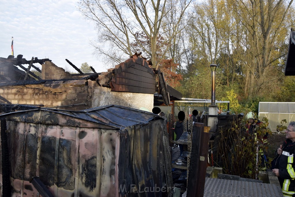 Feuer 1 brannten 3 Lauben Koeln Fuehlingen Kriegerhofstr P025.JPG - Miklos Laubert